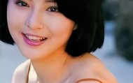 辉达娱乐官网-李赛凤的乱伦，床缝摸出个用过的套，衣柜里还藏着个半裸的干儿子